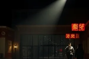 《退潮之后》封面：退潮滩涂与旧渔船的剧情片画面