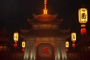 《凌晨四点的面包房》封面：凌晨面包房暖黄灯光与出炉面包