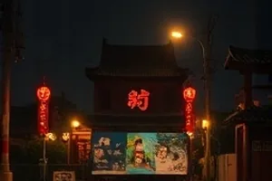 《纸飞机航线》封面：纸飞机掠过操场与教学楼的成长画面