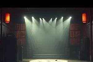 《雨林调查笔记》封面：雨林树冠层与调查人员背影