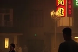 《第七码头》封面：货轮与集装箱堆场的家族群像剧画面